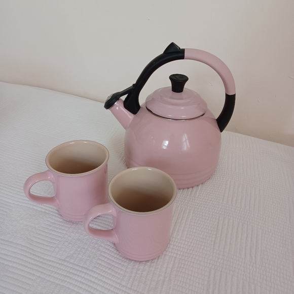 Le Creuset Kettle & Mug Set Chiffon Pink Peruh Tea Kettle  with stoneware mugs - Picture 7 of 17